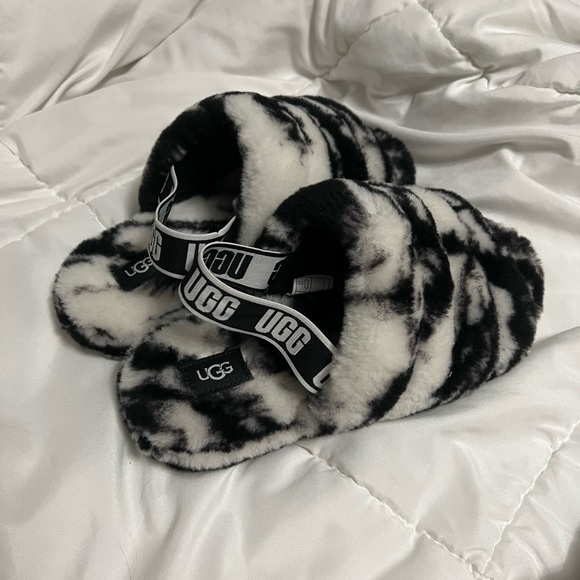 UGG Black & White Fluff Yeah Slippers - Picture 2 of 4